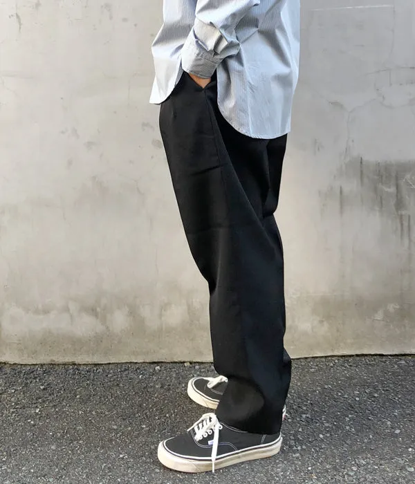 INTERIM/PURE BLACK WOOL GABERDINE 2-TUCK WIDE TAPERED SLACKS (BLACK)