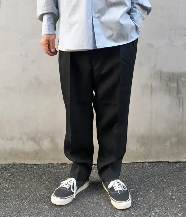 INTERIM/PURE BLACK WOOL GABERDINE 2-TUCK WIDE TAPERED SLACKS (BLACK)